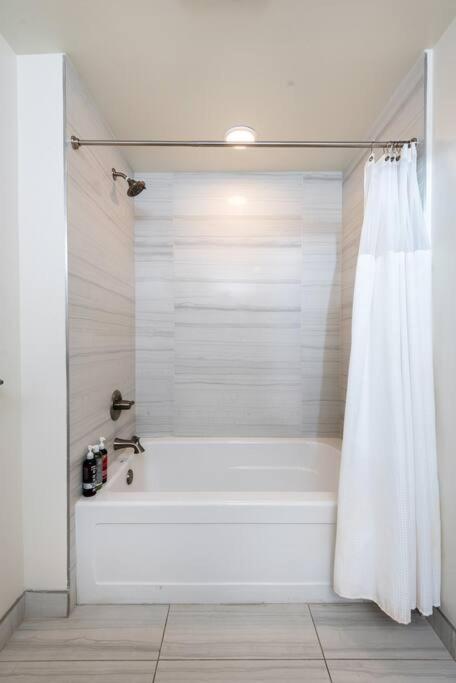 Luxurious Penthouse In Beverly Hills - Sleeps 10 Los Angeles Extérieur photo